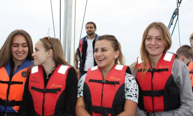 zajęcia z żeglowania po jeziorze tarnobrzeskim dla młodzieży mieszkającej w internacie