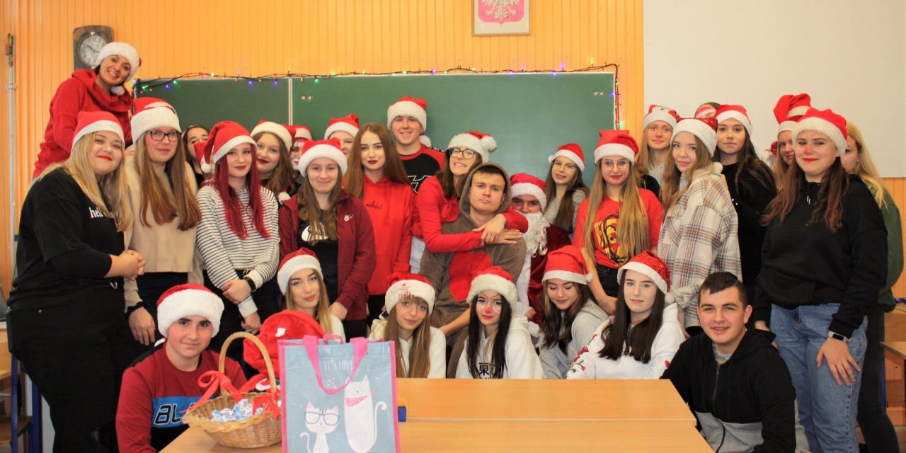 Święty Mikołaj z pomocnikami dotarł również do naszej szkoły
