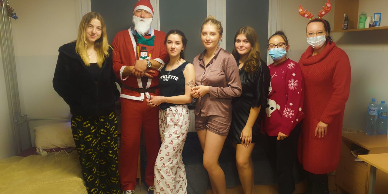 Wychowanków Internatu odwiedził 6 grudnia wieczorem Święty Mikołaj