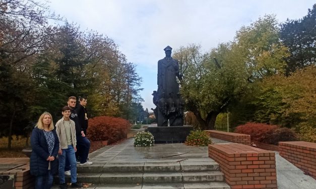 Uczniowie klas 2TBS i 2LO odwiedzili w Rzeszowie Park Łączności Polonii z Macierzą