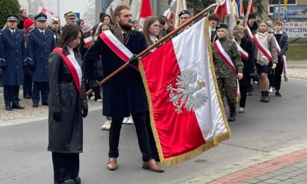 Nasz poczet sztandarowy na miejskich obchodach Narodowego Święta Niepodległości