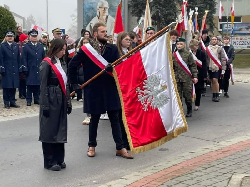 Nasz poczet sztandarowy na miejskich obchodach Narodowego Święta Niepodległości