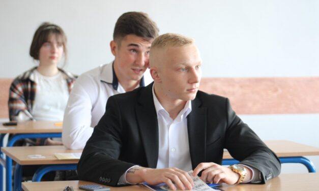 Matura 2025 z matematyki w Zespole Szkół nr 3 w Tarnobrzegu. Budowlanka trzyma kciuki za maturzystów