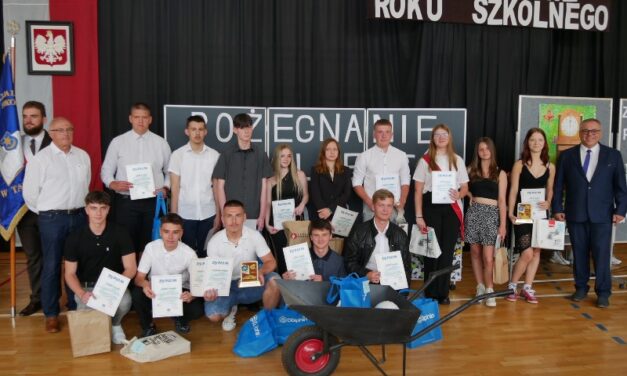 👩‍🎓🌼Gratulujemy Wam wszystkim sukcesów i wytrwałości w mijającym roku szkolnym 2024/25.