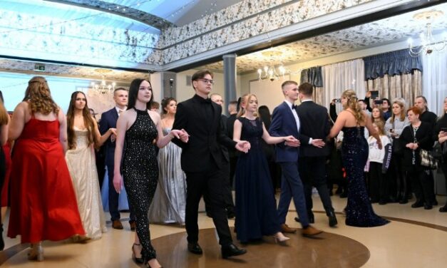 Studniówka tarnobrzeskiej „Budowlanki”. Po polonezie przyszedł czas na życzenia i tradycyjnego w „Budowlance” walca