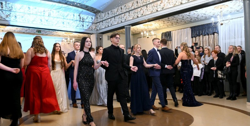 Studniówka tarnobrzeskiej „Budowlanki”. Po polonezie przyszedł czas na życzenia i tradycyjnego w „Budowlance” walca