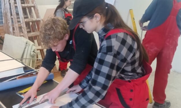 Kreatywne warsztaty z tapetowania w klasach 2TAS i 3TR1