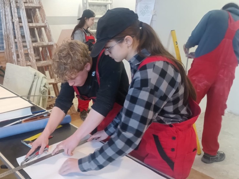 Kreatywne warsztaty z tapetowania w klasach 2TAS i 3TR1