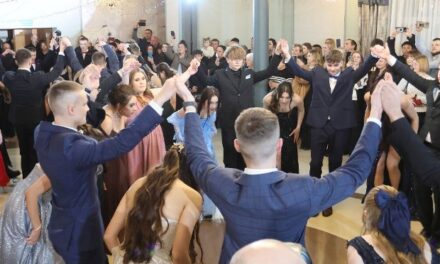 Niezapomniana studniówka 2026 Zespołu Szkół nr 3 „Budowlanka” w Tarnobrzegu. Wspaniały bal maturzystów w Rezydencji Leśnej w Piasecznie