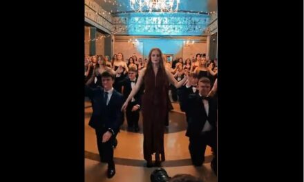 Tak poloneza na swojej studniówce zatańczyli uczniowie z ZS nr 3 „Budowlanka” Tarnobrzeg