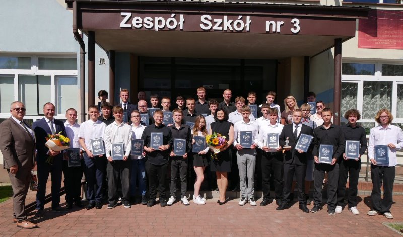 🧑‍🎓💐Drodzy Absolwenci, klasy 3BR BRANŻOWEJ SZKOŁY I STOPNIA!