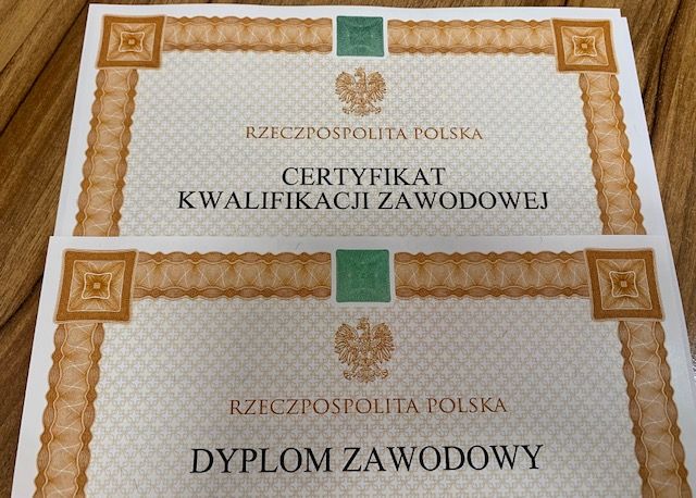 DYPLOMY ZAWODOWE I CERTYFIKATY POTWIERDZAJĄCE KWALIFIKACJE ZAWODOWE