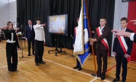 ✨ Oficjalnie dołączyli do naszej szkolnej rodziny! Ślubowanie klas pierwszych✨